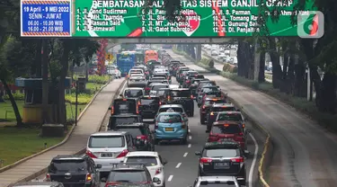 Kendaraan melintas di ruas Jalan Jenderal Sudirman, Jakarta, Senin (9/5/2022). Pembatasan kendaraan roda empat dengan sistem Ganjil Genap (GaGe) di wilayah DKI Jakarta mulai Senin, 9 April 2022, seiring dengan berakhirnya cuti bersama libur Lebaran 2022 atau Idul Fitri 1443 H. (Liputan6.com/Herman Zakharia)