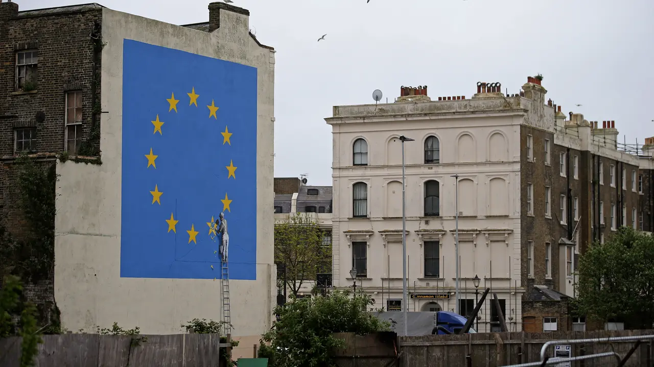 20170508-Runtuhnya Bintang Uni Eropa di Tangan Banksy-AFP