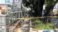 Polisi mensterilkan kawasan depan Kantor BNI cabang Bengkulu terkait penemuan satu benda berbungkus kantong plastik warna putih yang dicurigai sebagai bom. (Liputan6.com/Yuliardi Hardjo Putro)