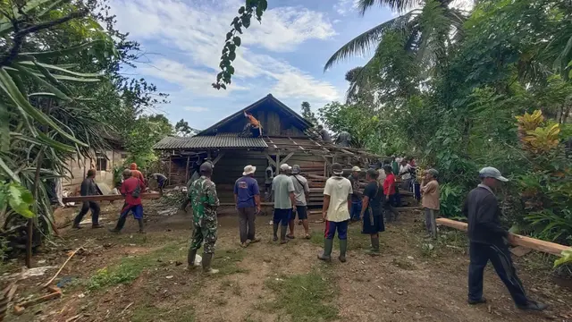 Pembongkaran rumah warga tak layak huni dilakukan oleh Kodim 0422/Lampung Barat. Foto : (Istimewa).