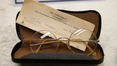 Sebuah kacamata milik mantan personel The Beatles, John Lennon diperlihatkan di Berlin, Selasa (21/11). Kepolisian Jerman berhasil menemukan kembali barang-barang peninggalan John Lenon yang dicuri pada 2006 lalu di New York. (AP/Markus Schreiber)