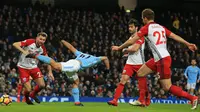 Striker Manchester City, Sergio Aguero gagal melakukan tembakan ke gawang West Bromwich Albion pada laga pekan ke-25 Premier League di Etihad Stadium, Kamis (1/2). City menang telak dalam laga yang berakhir dengan skor 3-0. (Oli SCARFF/AFP)