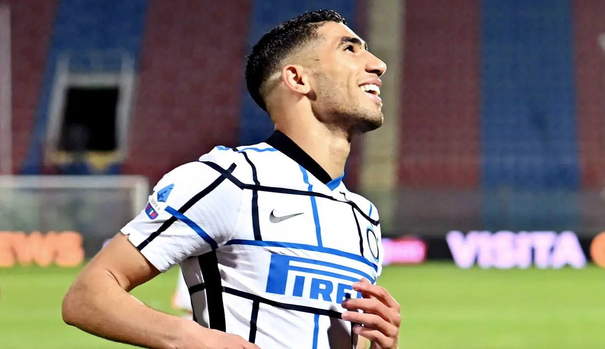 Achraf Hakimi (Inter Milan) - Pemain yang diboyong Nerazzurri dari Real Madrid ini sukses menjadi andalan Antonio Conte. Wingback berbandrol 40 juta euro itu berkontribusi besar membawa Inter Milan Juara Serie A musim ini. (AFP/Giovanni Isolino)