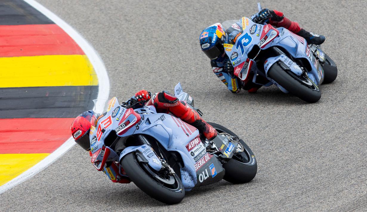 Pembalap Gresini Racing, Marc Marquez (kiri) dan Alex Marquez memacu motornya saat MotoGP Jerman 2024 yang berlangsung di Sirkuit Sachsenring, Jerman, Minggu (07/07/2024) waktu setempat. (AFP/Radek Mica)