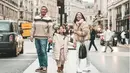 Keseruan ketiganya saat berada di London ini menjadi sorotan banyak netizen. Pasalnya ketiganya tetap terlihat kompak bak sebuah keluarga utuh. (Liputan6.com/IG/@gadiiing)