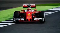 Pebalap Ferrari, Kimi Raikkonen, menjadi yang tercepat pada tes tengah musim kedua F1 di Sirkuit Silverstone, Inggris, Rabu (13/7/2016). (Bola.com/Twitter/ScuderiaFerrari)