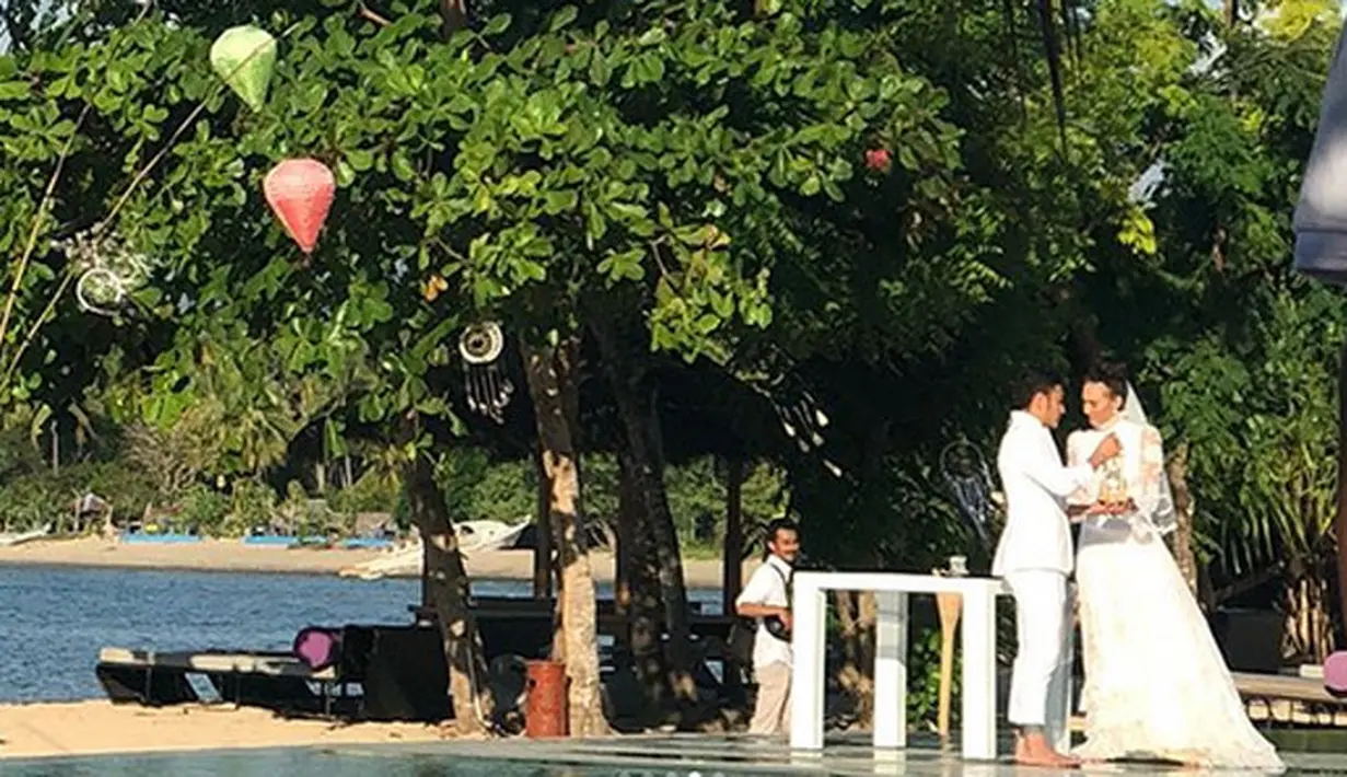 "Happy Wedding Day kak @dimsanggara mbak @nadinelist #nd #nadinedimaswedding #ndmarrik," tulis dimskiloversmakassar. "Akhirnya 💛 #ndmerarik #nd #nadinedimaswedding," tulis akun lain. (instagram)