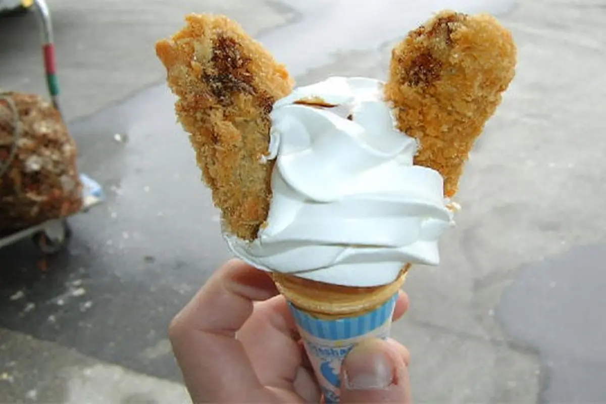 7 Potret Nyeleneh Topping Ice Cream, Ada Tiram Hingga Sushi