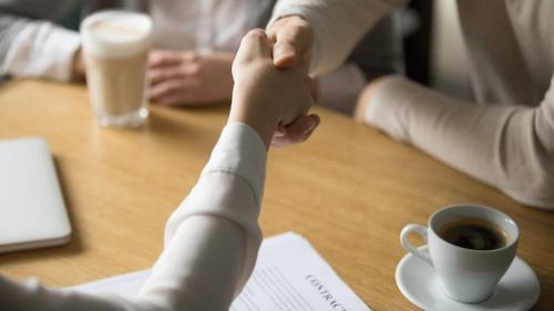 Doktor uxlab yotgan bemorni uxlatdi va sikdi.