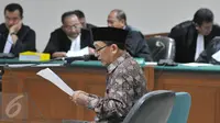 Fuad Amin Imron membacakan pledoinya saat sidang pembacaan nota pembelaan (pledoi) di Pengadilan Tipikor, Jakarta, Kamis (8/10/2015). Dalam pledoinya Fuad Amin meminta hakim mengadili seadil adilnya. (Liputan6.com/Andrian M Tunay)