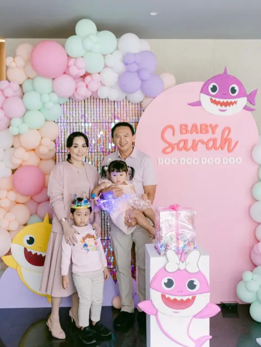 Puput dan Sarah tampak kompak dengan nuansa merah muda. Sedangkan Komisaris Utama Pertamina itu tampak kompak dengana anak pertamanya. [Instagram/nezvalencia]