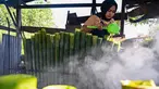Seorang pekerja memasak Lemang untuk berbuka puasa Ramadan, Banda Aceh pada tanggal 29 Maret 2024. (CHAIDEER MAHYUDDIN/AFP)