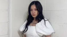 Tampil dalam busana berwarna putih, penampilan Lee Hi terlihat sederhana namun menawan. Detail lengan balon yang digunakan pun menambah kesan elegan terhadap pelantun Only ini. (Liputan6.com/IG/@leehi_hi)