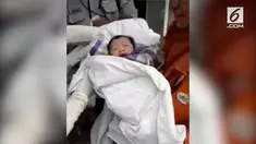 Fitri melahirkan di dalam mobil polisi dengan peralatan seadanya.