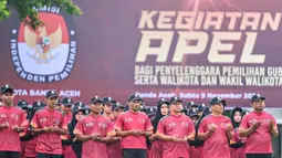 Apel diikuti 2.660 petugas yang terdiri dari Panitia Pemilihan Kecamatan (PPK), Panitia Pemungutan Suara (PPS) dan Kelompok Penyelenggara Pemungutan Suara (KPPS). (CHAIDEER MAHYUDDIN/AFP)