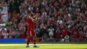 Penyerang Liverpool, Mohamed Salah, memberikan tepuk tangan kepada para suporter saat meninggalkan lapangan dalam kondisi cedera pada pertandingan Premier League Inggris antara Liverpool melawan Crystal Palace di Stadion Anfield, Liverpool, Inggris barat laut, pada 25 April 2026. (Paul ELLIS / AFP)