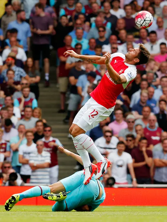 Penyerang Arsenal, Olivier Giroud (kanan) berusaha mengontrol bola dengan kepalanya pada pertandingan Liga Primer Inggris di Stadion Emirates, London, (9/8/2015). West ham menang 2-0 atas Arsenal. (Reuters/Eddie Keogh)