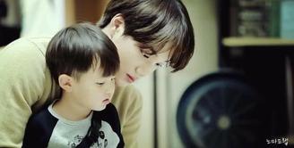 Meskipun masih 24 tahun, akan tetapi aura kebapak-bapakan Kai EXO terlihat saat ia berinteraksi dengan anak kecil. (Foto: twitter.com/kamonchanokRaen)
