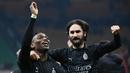 Penyerang AC Milan, Rafael Leao (kiri) bersama Yacine Adli merayakan kemenangan pada akhir pertandingan sepak bola Serie A Italia melawan Napoli di Stadion San Siro, Milan pada 11 Februari 2024. (Isabella BONOTTO/AFP)