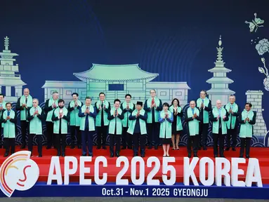 Baris depan dari kiri ke kanan, Perdana Menteri Australia Anthony Albanese, Sultan Brunei Hassanal Bolkiah, Perdana Menteri Kanada Mark Carney, Presiden Chili Gabriel Boric, Presiden Tiongkok Xi Jinping, Presiden Korea Selatan Lee Jae Myung, Presiden Indonesia Prabowo Subianto, Perdana Menteri Jepang Sanae Takaichi, Perdana Menteri Malaysia Anwar Ibrahim, Perdana Menteri Selandia Baru Christopher Luxon, Presiden Filipina Ferdinand Marcos Jr., dan baris belakang dari kiri ke kanan, Kepala Eksekutif Hong Kong John Lee, Wakil Perdana Menteri Papua Nugini John Rosso, Wakil Perdana Menteri Rusia Alexei Overchuk, Perdana Menteri Singapura Lawrence Wong, Perdana Menteri Thailand Anutin Charnvirakul, Presiden Vietnam Luong Cuong, Menteri Keuangan AS Scott Bessent, Menteri Perdagangan Luar Negeri dan Pariwisata Peru Teresa Mera, Menteri Ekonomi Meksiko Marcelo Ebrard, utusan Taiwan untuk Pertemuan Pemimpin Ekonomi APEC 2025 Lin Hsin-i berdiri untuk foto bersama di Pertemuan Pemimpin Ekonomi Asia-Pasifik (APEC) Pertemuan Pemimpin di Gyeongju, Korea Selatan, Sabtu, 1 November 2025. (Yonhap via AP)