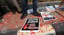 Massa dari Jaringan Mahasiswa Indonesia melakukan aksi tabur bunga di depan Gedung DPP PDI-P, Jakarta (22/6/2015). Mereka menolak Sutiyoso sebagai Kepala BIN karena dianggap terlibat dalam kerusuhan 27 Juli 1996. (Liputan6.com/JohanTallo)