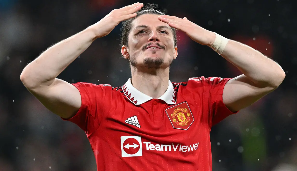 Pemain Manchester United, Marcel Sabitzer memberikan tepuk tangan setelah memenangkan laga semifinal Piala FA melawan Brighton and Hove Albion di Stadion Wembley, London, 23 April 2023. Sabitzer dikembalikan ke klub lamanya, Bayern Munchen setelah tidak dipermanenkan oleh Manchester United. Pemain berkebangsaan Austria tersebut tercatat memainkan 18 laga dengan mencetak 3 gol dan 1 assist bersama Setan Merah. (AFP/Glyn Kirk)