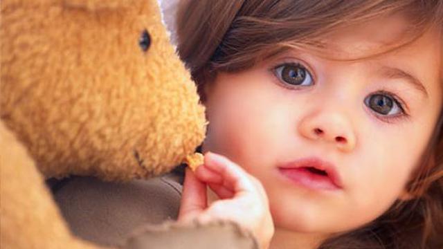 Anak bermain boneka (Ilustrasi)