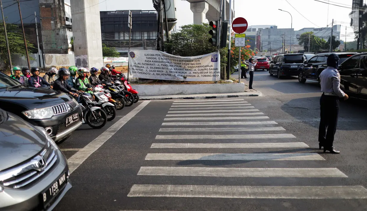 Petugas Dishub mengatur lalu lintas saat pemberlakuan perluasan sistem ganjil genap di kawasan Jalan Fatmawati Raya, Jakarta, Senin (9/9/2019). Per hari ini, pelanggar sistem ganjil genap ditindak sesuai UU Nomor 22 Tahun 2009 tentang LLAJ. (Liputan6.com/Faizal Fanani)
