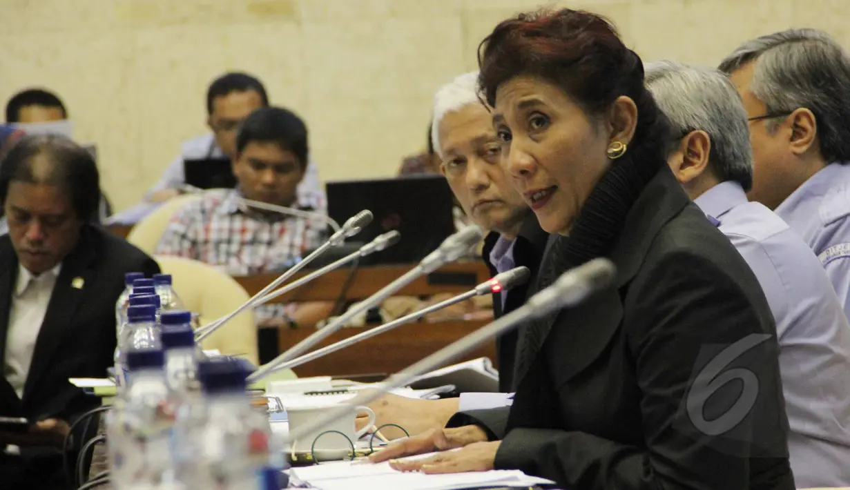 Menteri Kelautan dan Perikanan (KKP) Susi Pudjiastuti saat menggelar rapat kerja dengan Komisi IV DPR di Komplek Parlemen, Jakarta, Rabu (1/4). Raker tersebut membahas pelaksanaan kegiatan KKP tahun anggaran 2015. (Liputan6.com/Helmi Afandi)