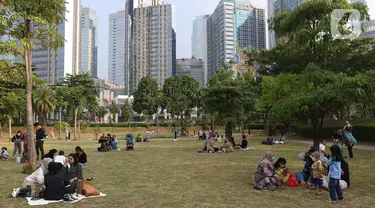 Warga menikmati suasana menjelang sore di Hutan Kota Gelora Bung Karno (GBK), Jakarta, Minggu (17/10/2021). Hutan Kota mulai dibuka secara umum dengan memberlakukan pembatasan sebanyak 150 orang dengan batas waktu satu jam kunjungan. (Liputan6.com/Herman Zakharia)