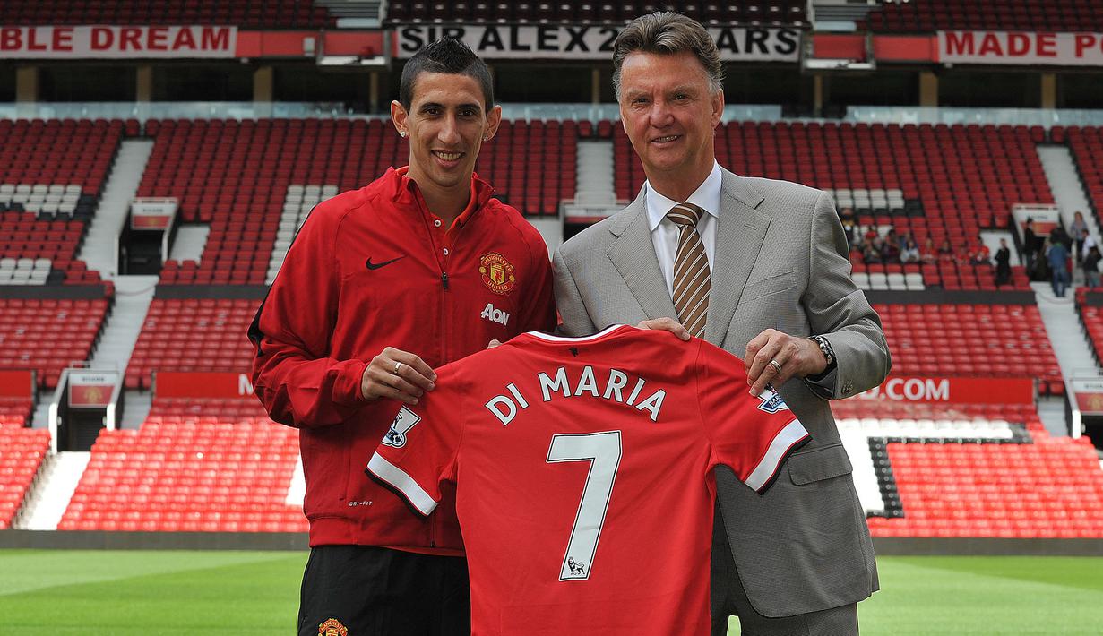 Gelandang anyar Manchester United, Angel Di Maria (kiri) berfoto bersama pelatih Louis van Gaal saat acara perkenalan di Old Trafford Stadium, Manchester (28/8/2014). Setelah semusim tak bertuan, nomor punggung 7 akhirnya dikenakan Angel Di Maria saat didatangkan MU dari Real Madrid pada awal musim 2014/2015. Hanya bertahan semusim, Angel Di Maria meninggalkan MU di akhir musim 2014/2015. (AFP/Steve Parkin)
