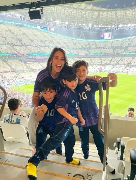 Kehadiran keluarga Messi tentu mencuri perhatian. Tak sedikit suporter yang mengajak mereka untuk berfoto bersama. @antonelaroccuzzo.