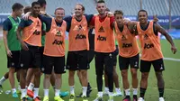 Para pemain Manchester United (MU) berpose di sela latihan menjelang pertandingan International Champions Cup 2016, di Shanghai, China, Kamis (21/7/2016). (AFP/Wang Zhao). 