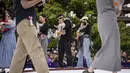 Festival tradisional tersebut biasanya diadakan di kuil-kuil Jepang, seperti Kuil Sensoji, dan berlangsung pada musim semi, terutama sekitar bulan April atau Mei. (AFP/Yuichi Yamazaki)