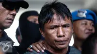 Ridwan Sitorus alias Ius Pane saat di Bandara Halim Perdana Kusumah, Minggu (1/1). Ius Pane ditangkap tim gabungan dari Polrestro Jakarta Timur, Polresta Depok dan Ditkrimum Polda Metro Jaya. (Liputan6.com/Faizal Fanani)