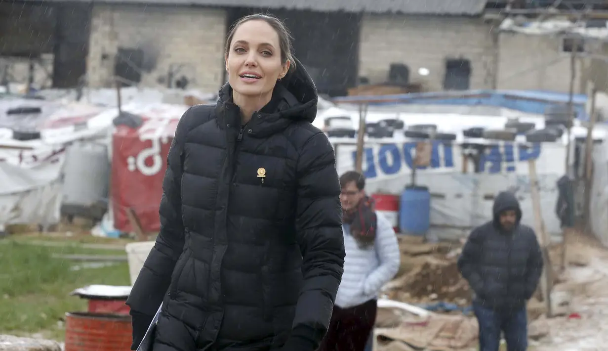 Angelina Jolie saat berkunjung ke tempat pengungsian warga Suriah di Lebanon, Selasa (15/3). Kedatangannya untuk menandai peringatan lima tahun perang saudara di Suriah.(Reuters/Mohamed Azakir)