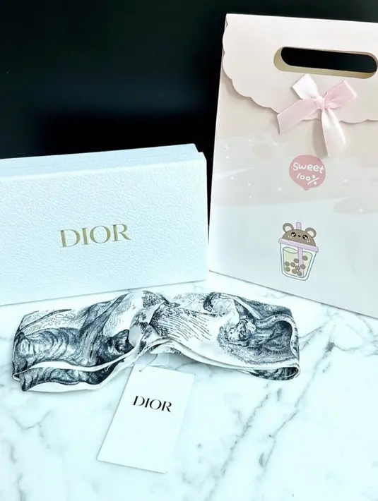 Masih dari Dior, Sandra mendapatkan kado silk band atau bondu seharga Rp7,3 jutaan.  [@sandradewi88]