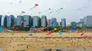 Foto dari udara ini menunjukkan orang-orang menerbangkan layang-layang dalam festival layang-layang di Xiamen, Provinsi Fujian, China tenggara (21/11/2020). Ratusan layang-layang diterbangkan peserta menghiasi langit wilayah China tenggara. (Xinhua/He Huan)
