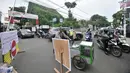 Petugas mengatur arus kendaraan saat penutupan Jalan Otista III, Jakarta, Selasa (4/12). Dinas Perhubungan DKI Jakarta menutup sementara Jalan Otista III hingga Februari 2019. (Merdeka.com/Iqbal Nugroho)