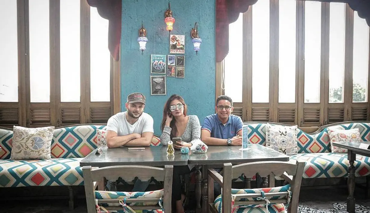 "Smoga Cepet selesai juga semua urusannya,biar bisa Berkarya Lagi.. 😁👍🏻😘," lanjutnya yang mengunggah beberapa foto saat memberikan kejutan ulang tahun di RSKO Cibubur. (Instagram/ridho_rhoma)