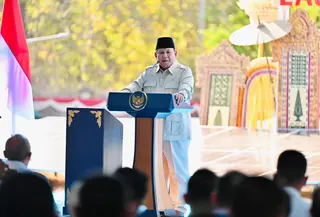 Presiden Prabowo Subianto saat meluncurkan program Pembangkit Listrik Tenaga Surya (PLTS) 100 Gigawatt peak (GWp) diMonumen Operasi Lintas Laut Jawa Bali, Gilimanuk, Kabupaten Jembrana, Selasa (25/8/2026). (Sekretariat Presiden)