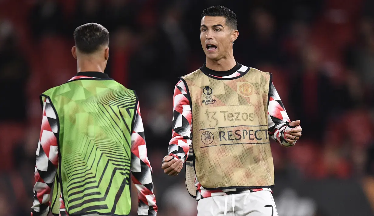 Ekspresi Cristiano Ronaldo saat pemanasan bersama rekan satu tim sebelum pertandingan Liga Eropa MU melawan Omonoia Nicosia di Old Trafford. (AFP/Oli Scarff)