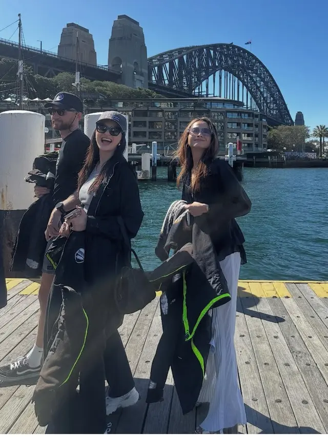 OOTD Acha Septriasa saat melihat paus di Australia [@septriasaacha]