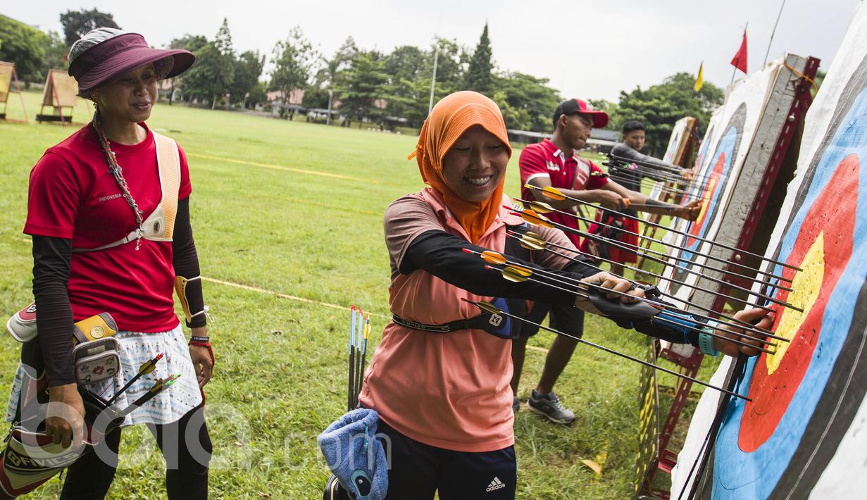 Para pepanah mengikuti pemusatan latihan nasional jelang SEA Games 2017 di Cibubur, Jakarta Timur, Rabu (26/4/2017). (Bola.com/Vitalis Yogi Trisna) 