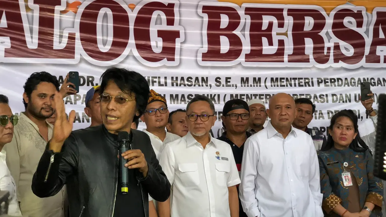 Menteri Perdagangan Zulkifli Hasan, Menteri Koperasi dan UKM Teten Masduki dan anggota DPR RI Komisi VII Adian Yunus Yusak Napitupulu, meninjau aktivitas pedagang di Pasar Senen Blok III sekaligus berdialog bersama pedagang pakaian impor bekas.