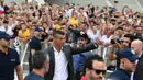 Para suporter menyambut kedatangan bintang baru Juventus, Cristiano Ronaldo, saat tiba untuk menjalani tes kesehatan di area Stadion Allianz, Turin, Senin (17/7/2018). CR 7 hijrah dari Real Madrid ke Juventus. (AFP/Miguel Medina)