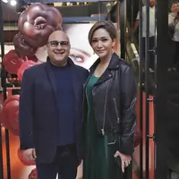 Maia Estianty dan Irwan Mussry dengan gaya signature-nya. Leather jacket dan jas, serasi dan keren, bukan? (Foto: Instagram @irwanmussry)