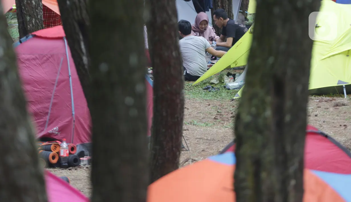 Pengunjung saat berada di lokasi perkemahan Curug Hiji, Bogor, Minggu (5/9/2021). Meski Kabupaten Bogor masih dalam masa PPKM level 3, sejumlah lokasi wisata luar ruangan mulai ramai dikunjungi pengunjung. (Liputan6.com/Helmi Fithriansyah)
