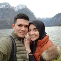 "Semoga kamu terus istiqomah dan aku bisa ikut jadi istri yg solehah Aamin #ngetiksambilberlinang >," Tulis Zaskia Sungkar dalam pesawat penerbangan ibadah umrah bersama suaminya. (Instagram/irwansyah_15)