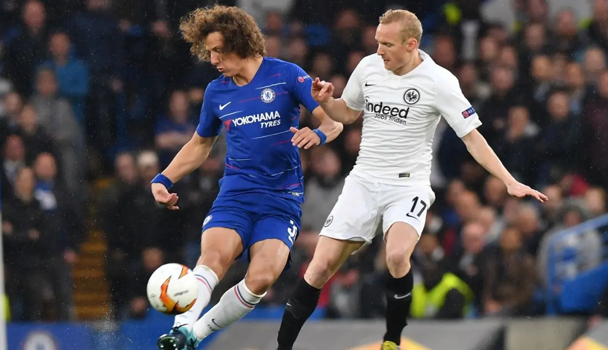 Bek Chelsea, David Luiz melepaskan tendangan pada leg kedua Liga Europa yang berlangsung di Stadion Stamford Bridge, London, Jumat (10/5). Chelsea menang 4-3 atas Eintracht Frankfurt lewat adu penalti. (AFP/Oliver Greenwood)